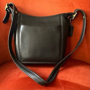 Coach Elegant Black Leather Shoulder Bag